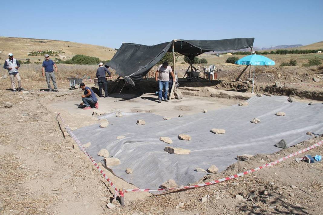 Fidan dikerken servet buldu! Yetkililer akın etti... Tarlayı kazdıkça ne görsünler 11